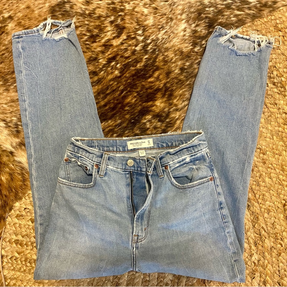 Reposhing! Distressed Curve Love Ultra High Rise Ankle Straight Jean 4/27